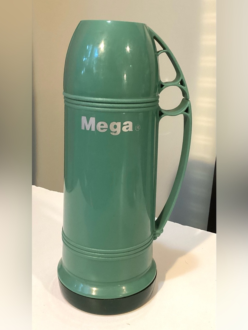 Mega liquid small thermo with handle and little cup. 8 oz/250ml